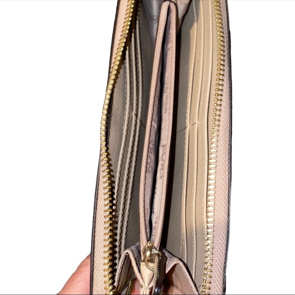 ☀️☀️NWOT Michael Kors Jet Set Travel Large Saffiano Leather Quarter-Zip Wallet - Picture 6 of 6